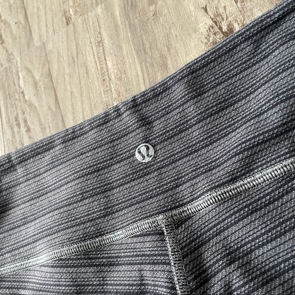 Lululemon Wunder Under Crop II (Textured Stripe Slate Deep Coal) - Picture 7 of 9